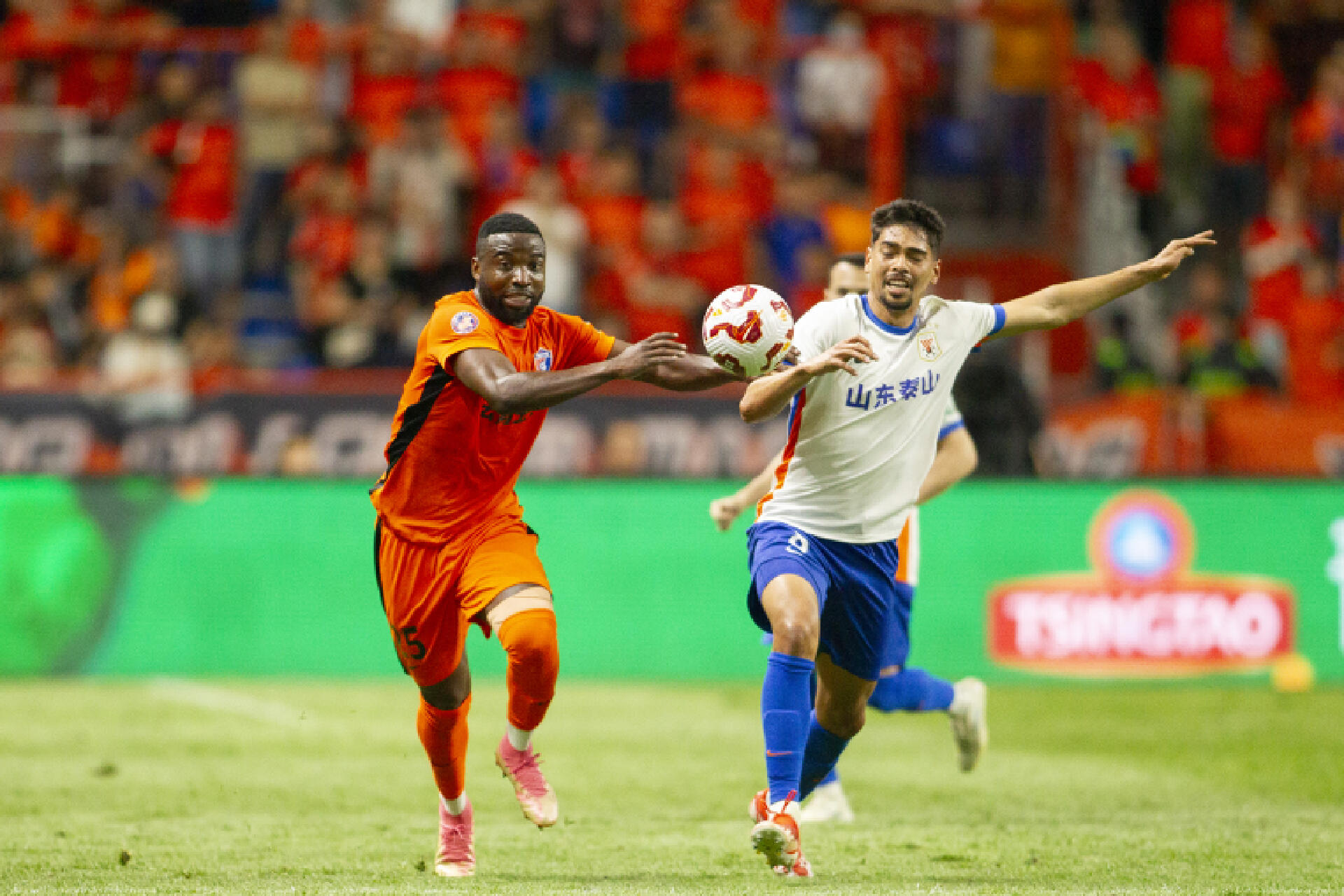 比赛场上实力碰撞，胜负难分难定