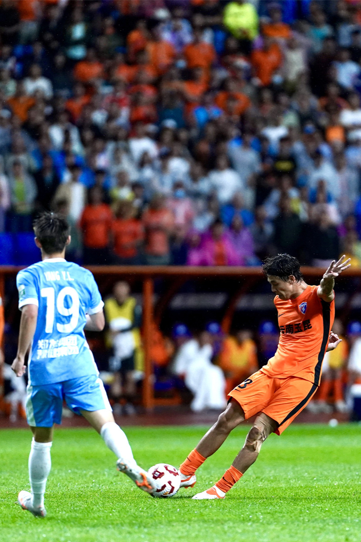 比赛场上实力碰撞，胜负难分难定