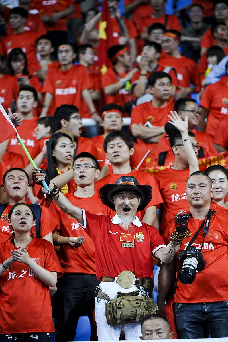 足球比赛现场：球员们展现出色表现获得胜利