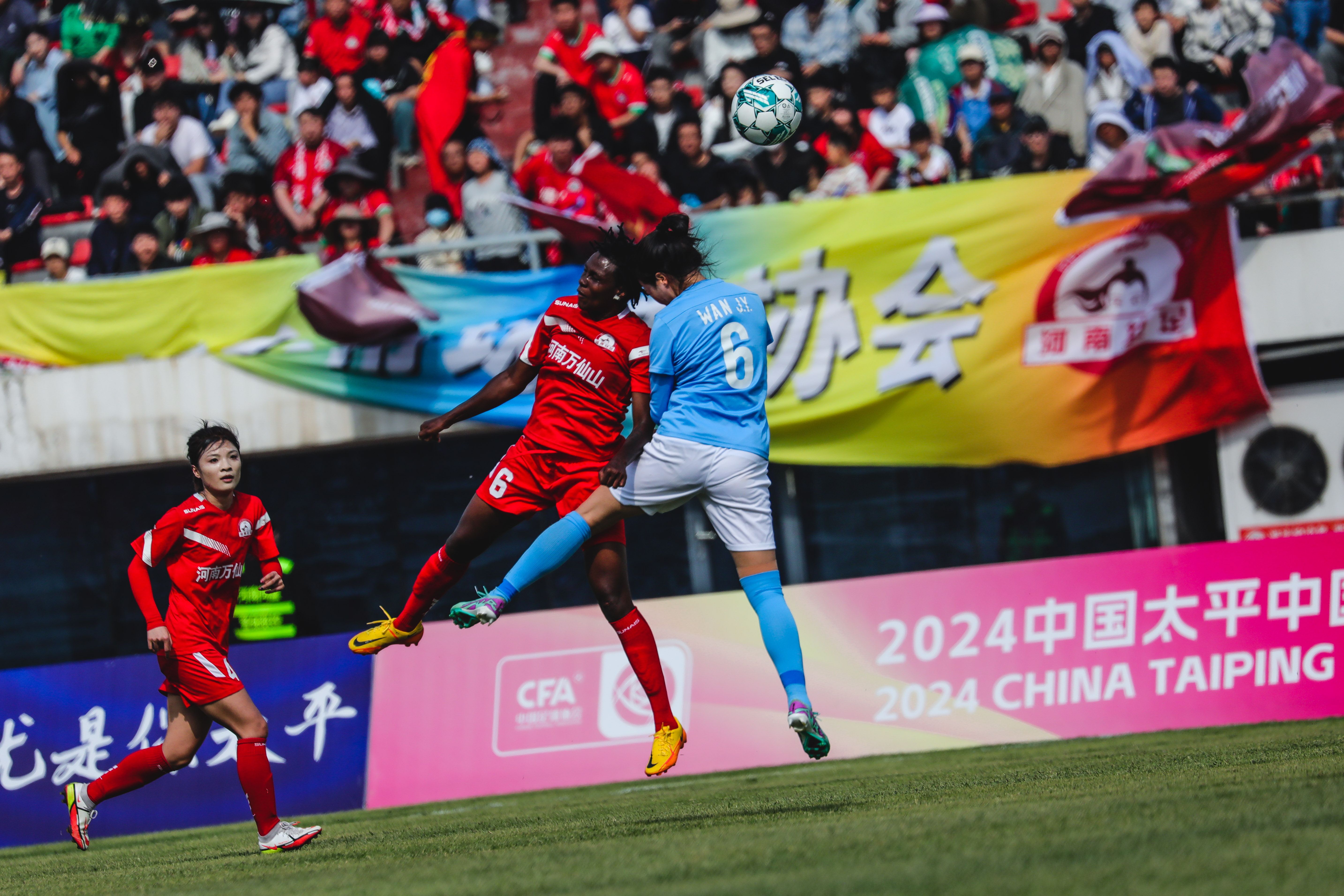 足球赛场上精彩表现引发观众热烈反响 足球赛场上精彩表现引发观众热烈反响