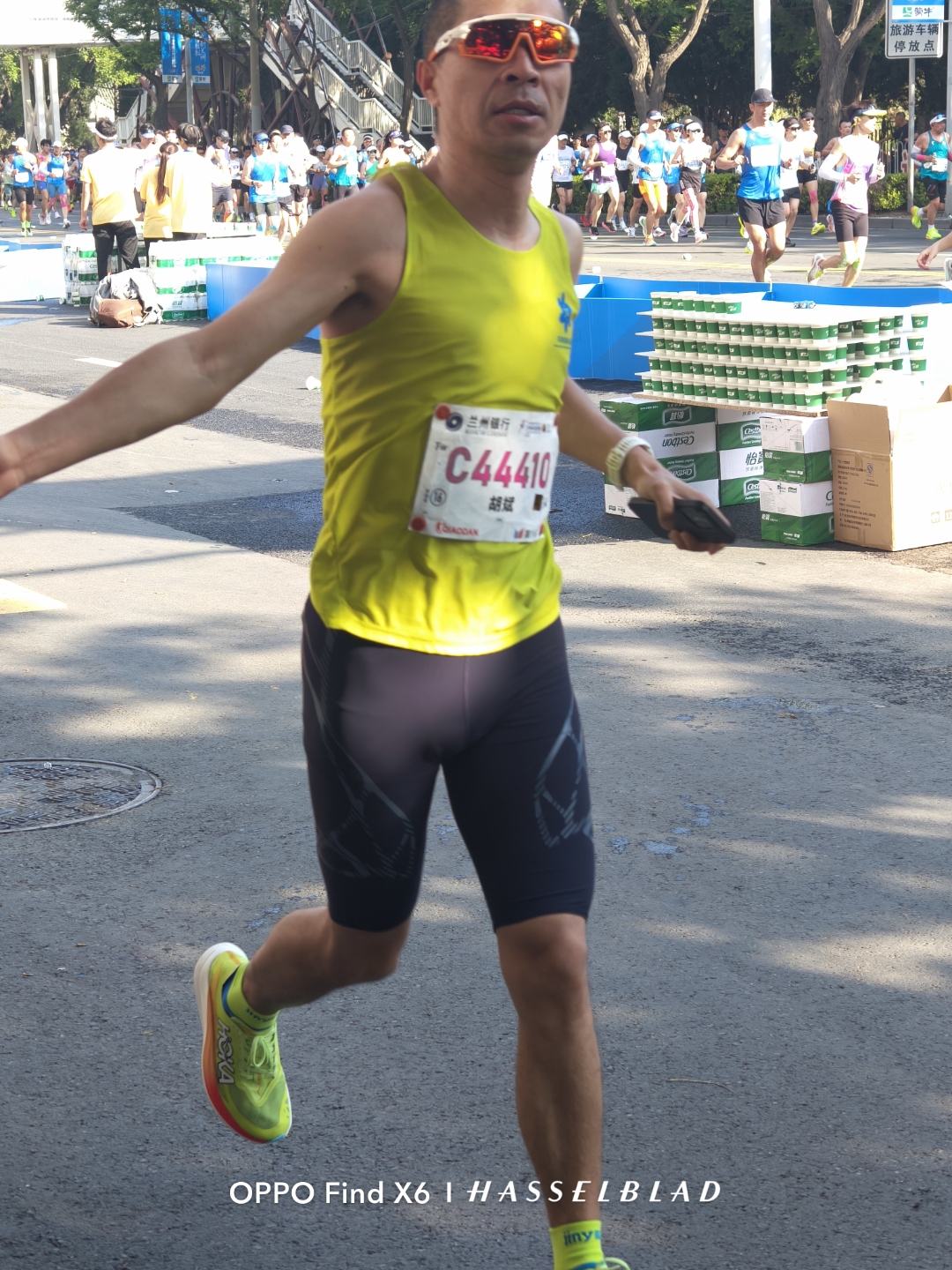 运动员们在赛场上挥洒汗水,勇往直前 运动员们在赛场上挥洒汗水,勇往直前