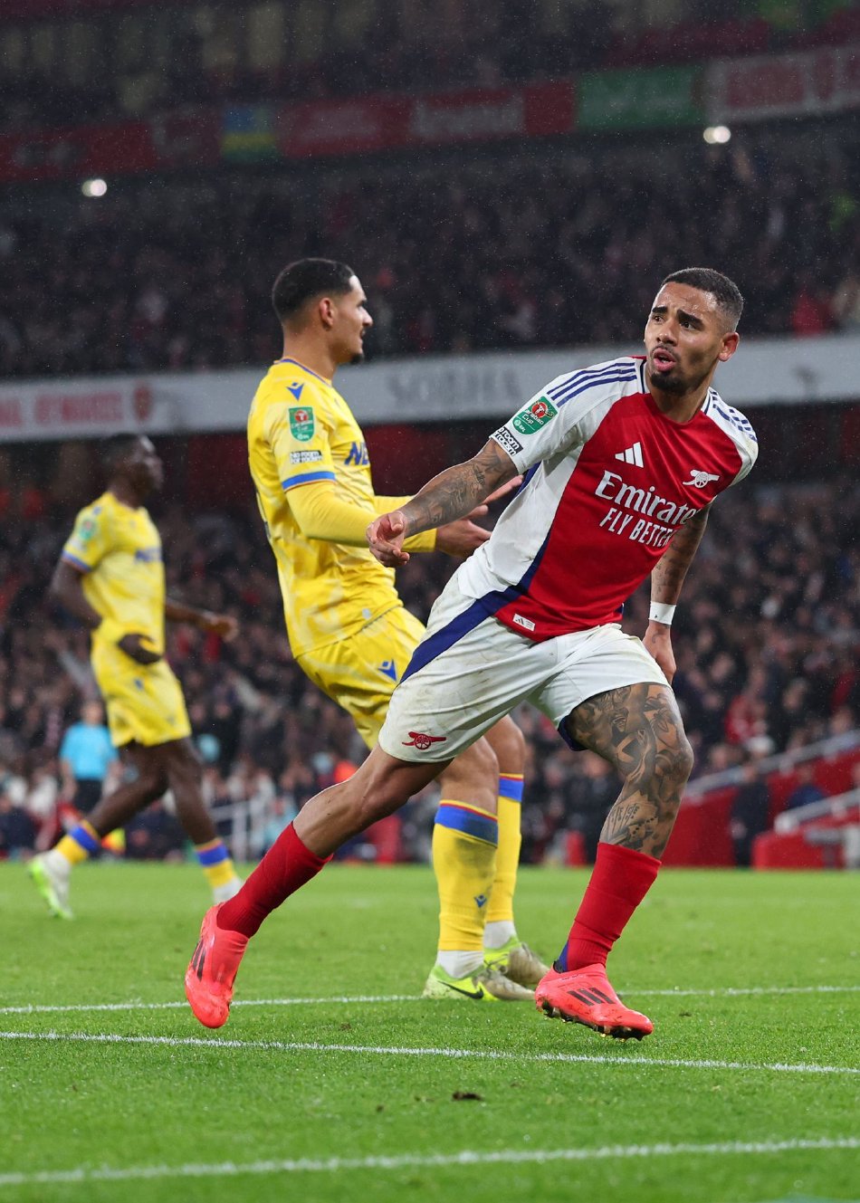 阿森纳球员凯恩上演帽子戏法