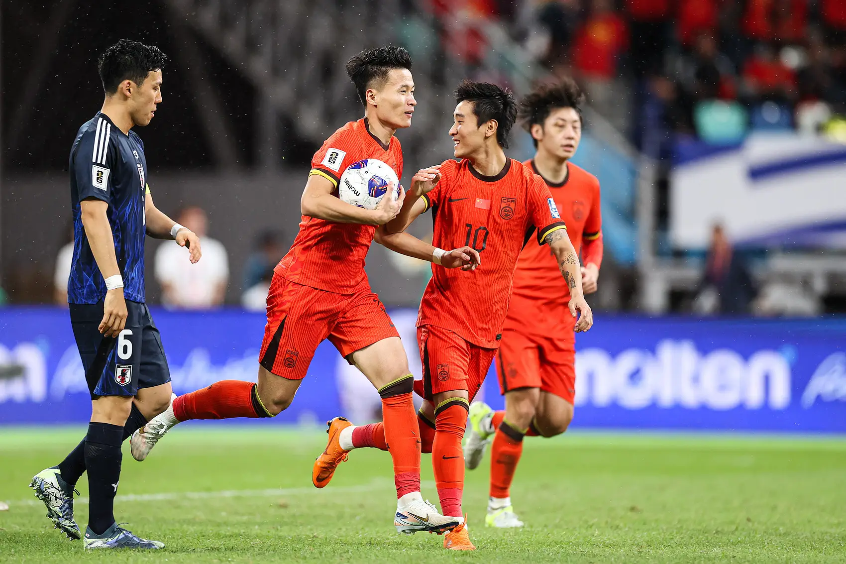 热门足球队在比赛中表现抢眼，实力强劲，呼声高涨的简单介绍