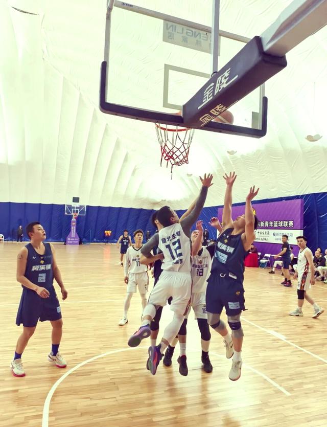 球场上激战连连,篮球比赛精彩纷呈 球场上激战连连,篮球比赛精彩纷呈