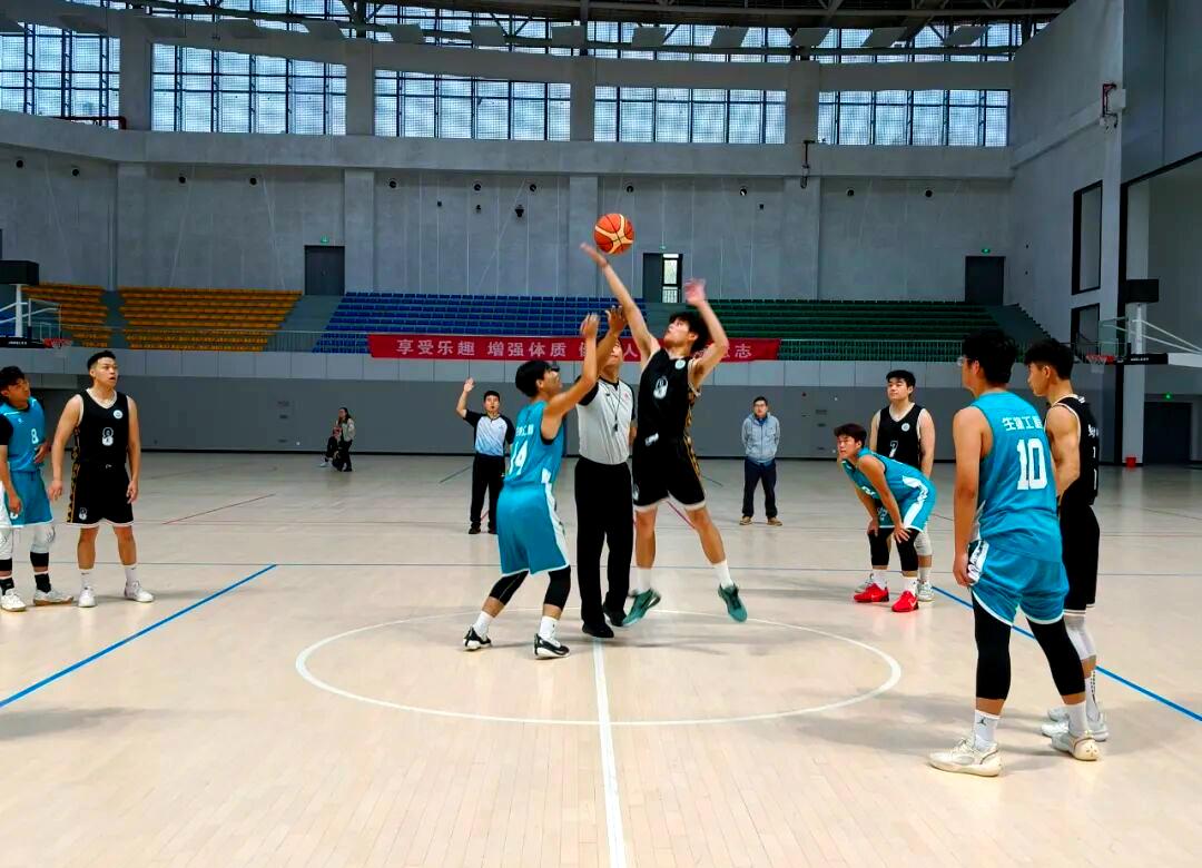 球场上激战连连,篮球比赛精彩纷呈 球场上激战连连,篮球比赛精彩纷呈