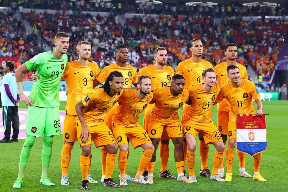 荷兰足球队在国际比赛中一路领先 荷兰足球队在国际比赛中一路领先